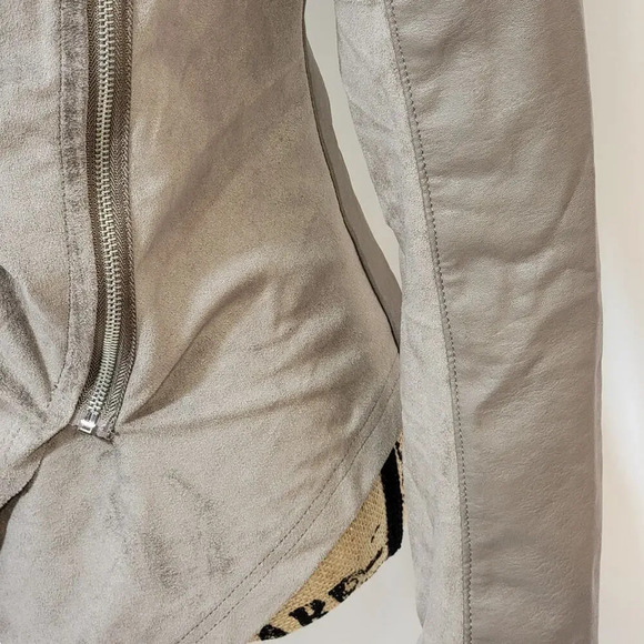 BLANK NYC Women's Drape Front Faux Suede Motorcycle Jacket Size XS Taupe - Picture 15 of 16